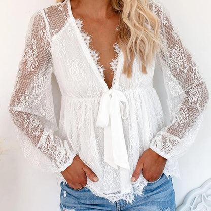 Solfrid | Elegant Bluse i Blonde med Dristig V-Hals