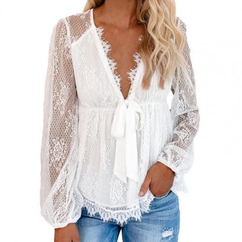 Solfrid | Elegant Bluse i Blonde med Dristig V-Hals